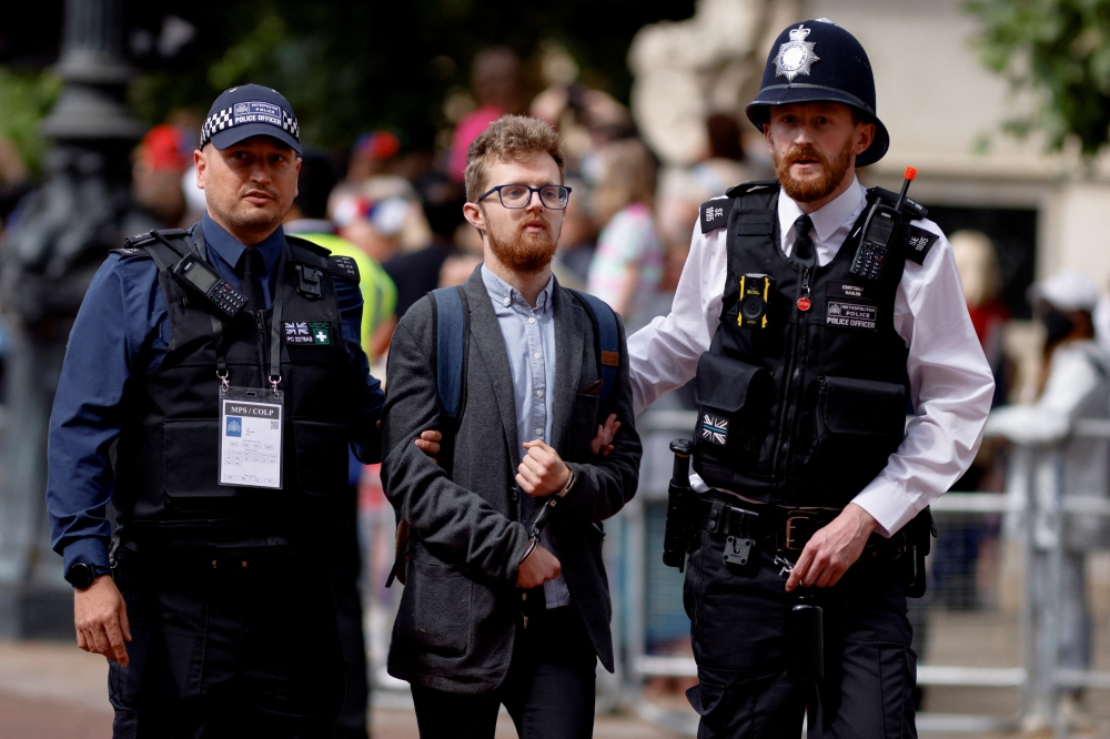 Police officers detain a protester who tried to disrupt the ceremony during the Queen's Platinum Jubilee celebrations on The Mall, in London, Britain June 2, 2022. Reuters/John Sibley