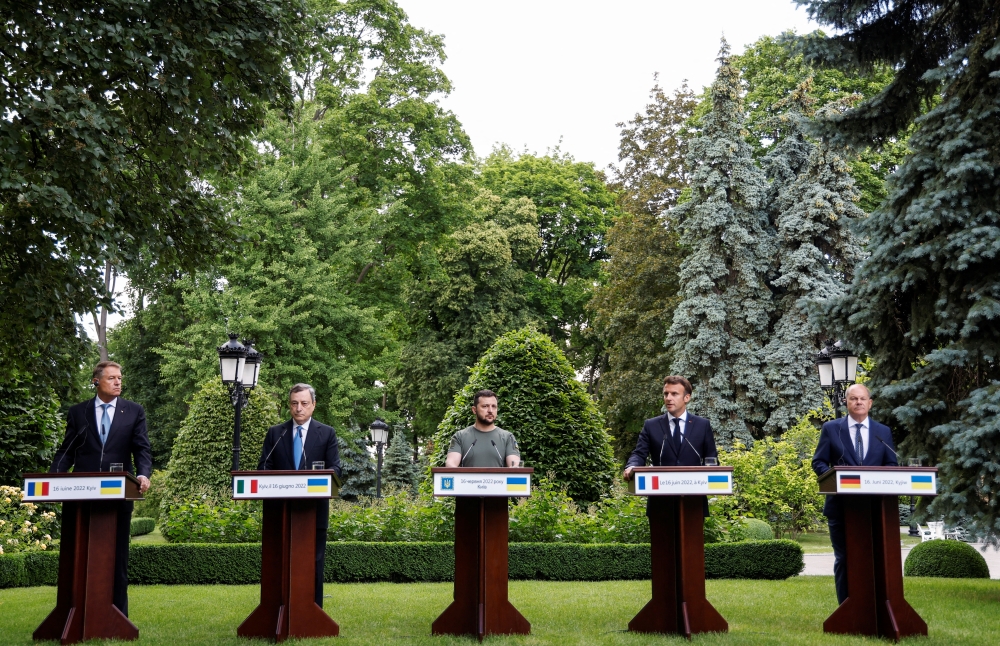 French President Emmanuel Macron, German Chancellor Olaf Scholz, Italian Prime Minister Mario Draghi, Romanian President Klaus Iohannis, and Ukrainian President Volodymyr Zelenskiy attend a joint news conference, as Russia's attack on Ukraine continues, in Kyiv, Ukraine June 16, 2022. REUTERS/Valentyn Ogirenko 