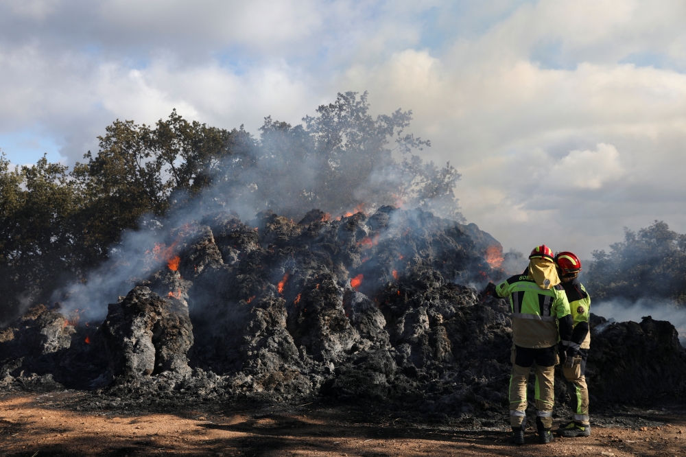 Fire breaks in a farm following a wildfire at Sierra de la Culebra near Pumarejo de Tera, Zamora, Spain, June 19, 2022. Reuters/Isabel Infantes