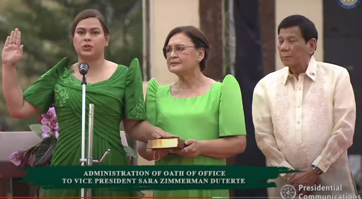 Sara Duterte takes the official oath of office, making her the Philippines’ 15th Vice President, on a makeshift stage at San Pedro Square, Davao City on Sunday (June 19, 2022). (Screengrab)