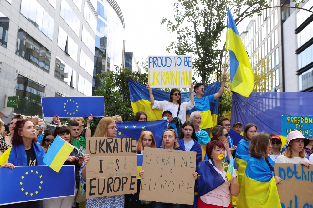 Ukrainians living in Belgium protest outside the European Council building, on the day leaders are set to meet to discuss giving Ukraine candidate status to join the European Union, as Russia's invasion of Ukraine continues, in Brussels, Belgium June 23, 2022. (REUTERS/Johanna Geron)