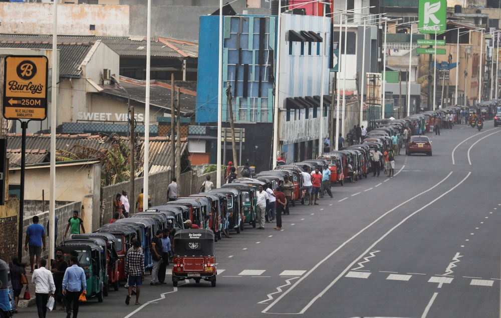 Three-wheelers queue to buy petrol due to fuel shortage, amid the country's economic crisis, in Colombo, Sri Lanka, July 5 2022. REUTERS/Dinuka Liyanawatte