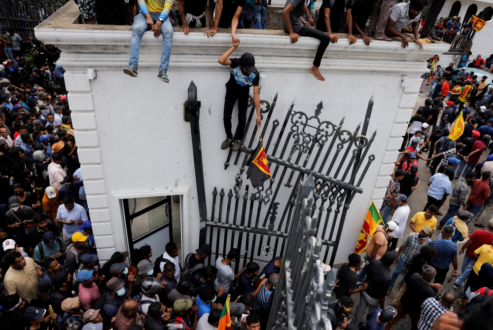 Demonstrators protest inside the President's House premises, after President Gotabaya Rajapaksa fled, amid the country's economic crisis, in Colombo, Sri Lanka, July 9, 2022. REUTERS/Dinuka Liyanawatte