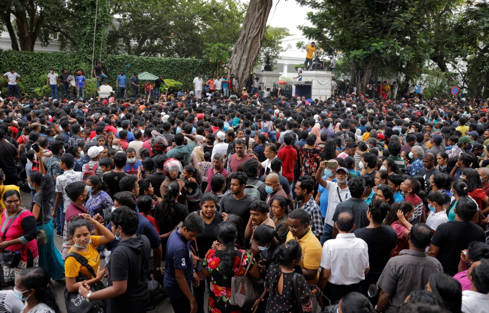 People wait to visit the President's house on the day after demonstrators entered the building, after President Gotabaya Rajapaksa fled, amid the country's economic crisis, in Colombo, Sri Lanka July 10, 2022. REUTERS/Dinuka Liyanawatte