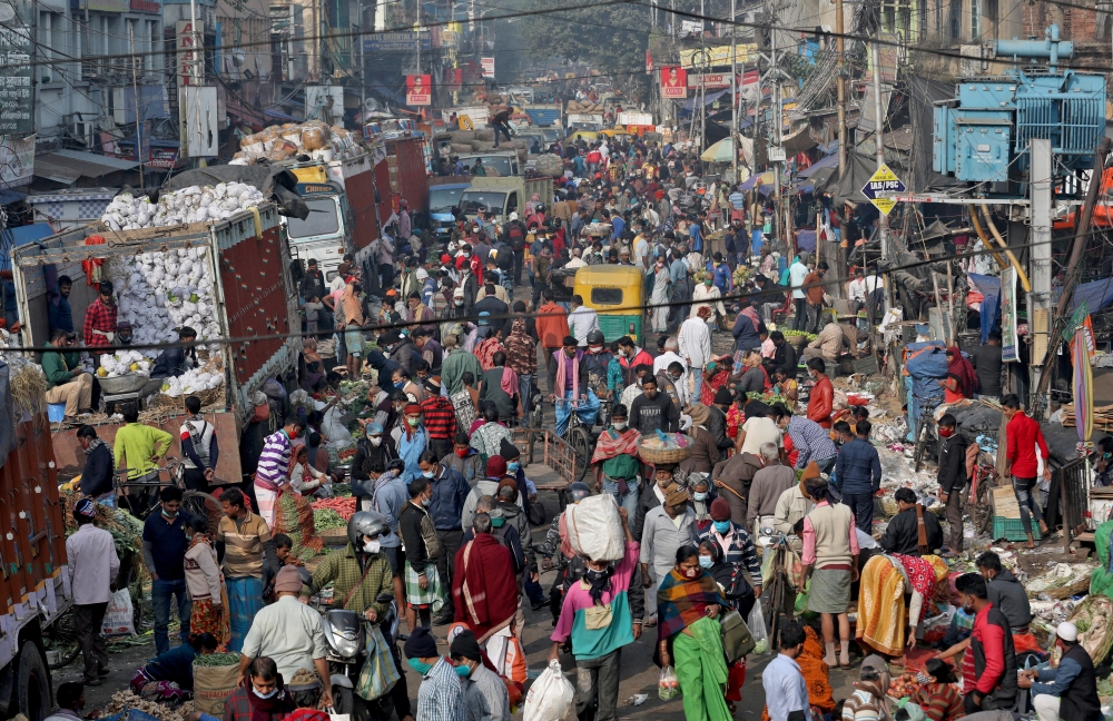 People shop in a crowded market amidst the spread of the coronavirus disease (COVID-19), in Kolkata, India, January 6, 2022. (REUTERS/Rupak De Chowdhuri/File Photo)