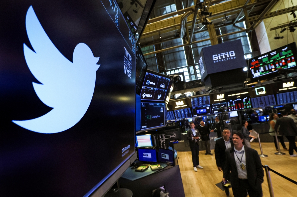 The logo and trading symbol for Twitter is displayed on a screen on the floor of the New York Stock Exchange in New York City, US, July 11, 2022. (REUTERS/Brendan McDermi)


