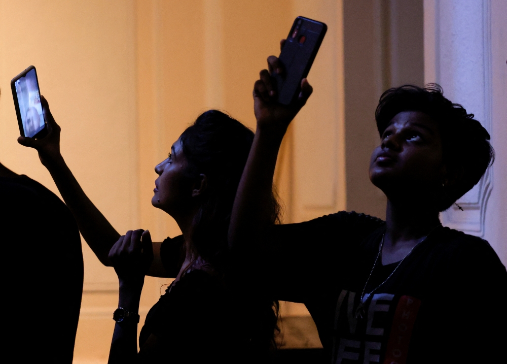 People take pictures inside President Gotabaya Rajapaksa's house in Colombo, Sri Lanka, on July 11, 2022. (REUTERS/Dinuka Liyanawatte)