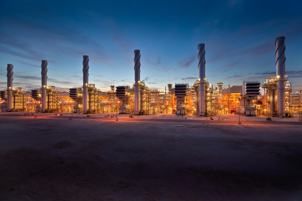 Dolphin Energy's 73 Ras Laffan gas processing and compression plant. right: Receiving facilities at Taweelah, Abu Dhabi.