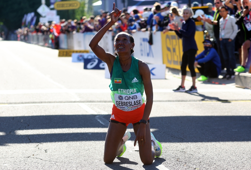 Ethiopia's Gotytom Gebreslase celebrates after winning the women's marathon at the World Athletics Championships in Eugene, Oregon, US, July 18, 2022. (REUTERS/Mike Segar)