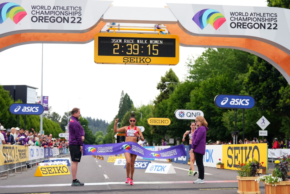Peru's Kimberly Garcia Leon crosses the line to win the women's 35 kilometres race walk at the World Athletics Championships, in Eugene, Oregon, US, on July 22, 2022. (REUTERS/Aleksandra Szmigiel)