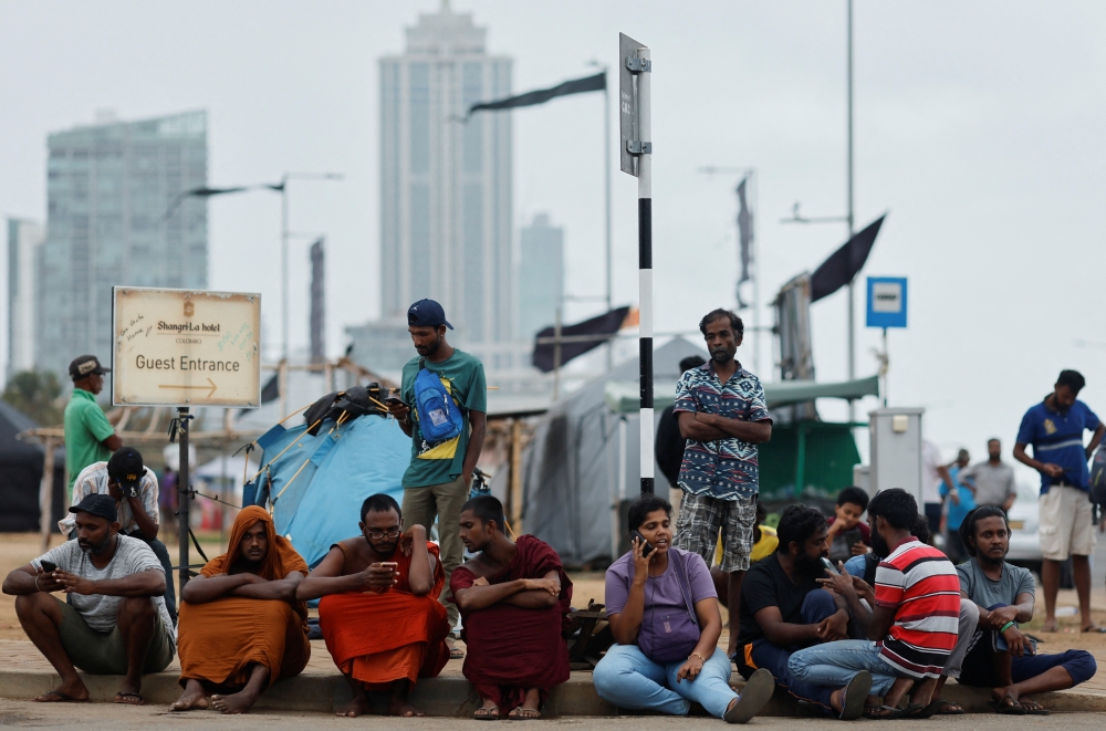 Protesters gather near the Presidential Secretariat after a raid on an anti-government protest camp early on Friday, amid the country's economic crisis, in Colombo, Sri Lanka July 22, 2022. (REUTERS/Adnan Abidi)