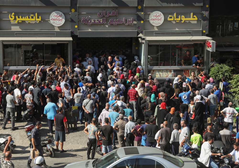 People queue to buy bread outside a bakery in Beirut, Lebanon, on July 27, 2022. (REUTERS/Mohamed Azakir)