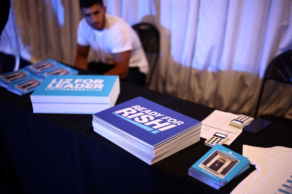 Souvenirs of Conservative leadership candidates Rishi Sunak and Liz Truss lie at a stand on a hustings event, part of the Conservative party leadership campaign, in Leeds, Britain July 28, 2022. (REUTERS/Henry Nicholls)