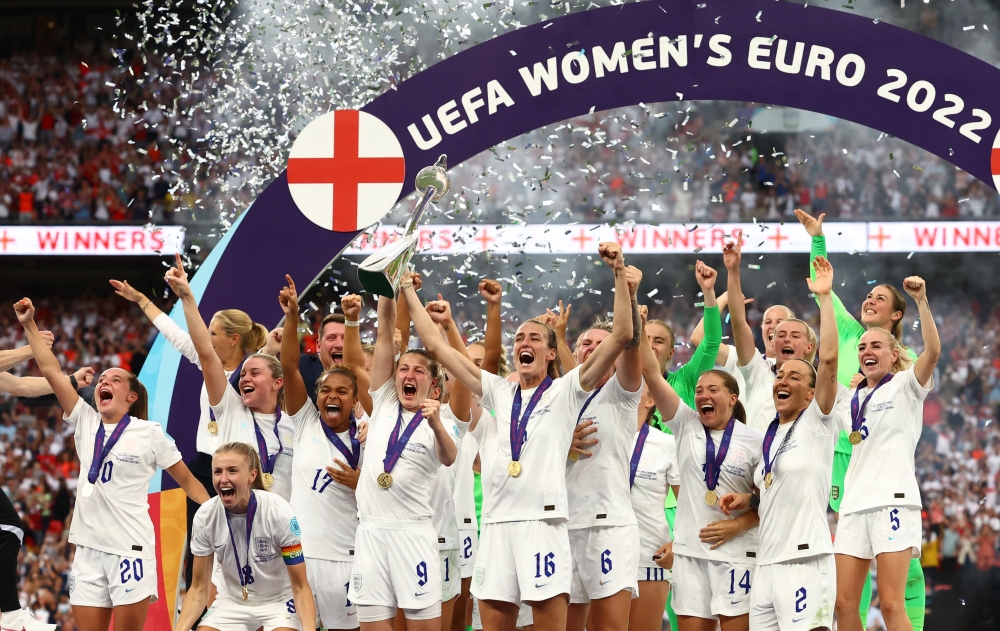 England's Ellen White lifts the trophy as she celebrates with teammates after winning the Women's Euro 2022 at the Wembley Stadium, London, Britain, July 31, 2022. (REUTERS/Lisi Niesner)