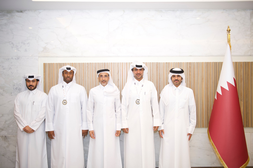 Minister of Sports and Youth H E Salah bin Ghanem Al Ali with the Advisor to H E Minister and President of the Sports for All Federation Abdulrahman Musallam Al Dosari and Qatari triathletes who took part in the Arch to Arc Triathlon.