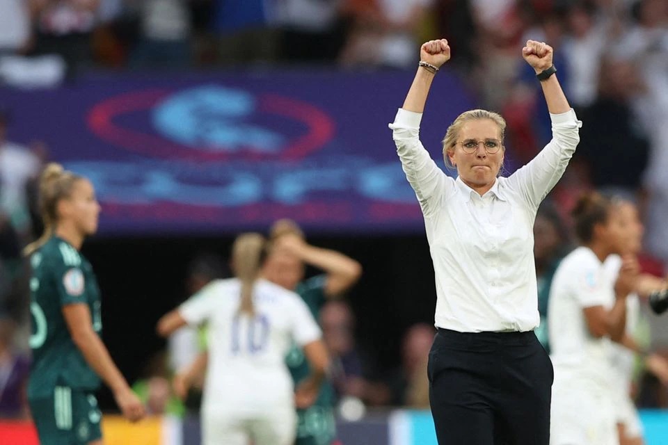 July 31, 2022 England manager Sarina Wiegman celebrates winning the Women's Euro 2022 final after the match REUTERS/Molly Darlington

