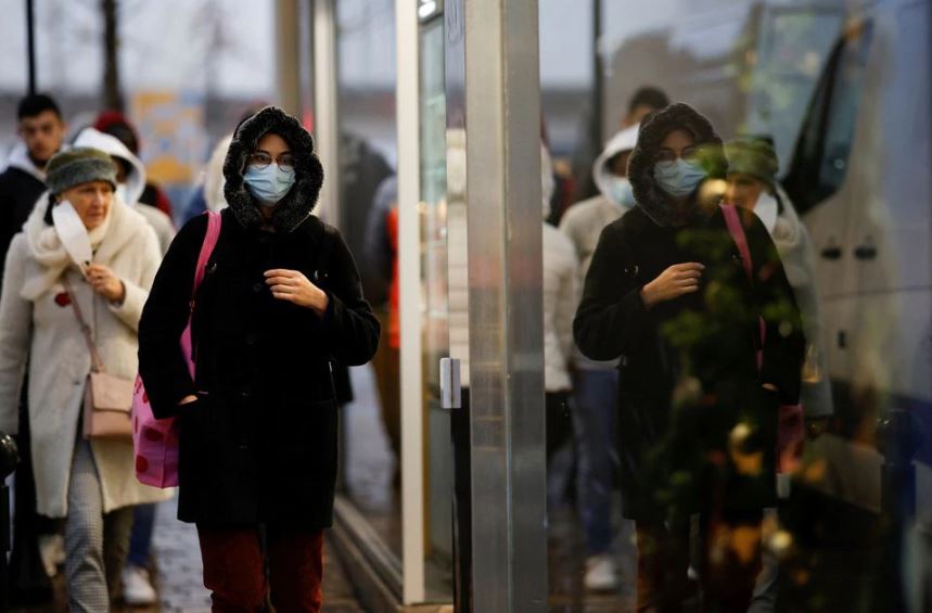 File Photo: People wearing face masks walk in Nantes amid the coronavirus disease (COVID-19) outbreak in France, December 9, 2021. (REUTERS/Stephane Mahe)