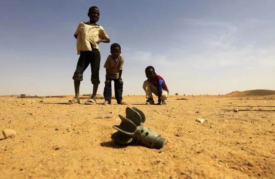 File Photo: Children look at the fin of a mortar projectile that was found in North Darfur, Sudan. (Reuters / Mohamed Nureldin Abdallah)