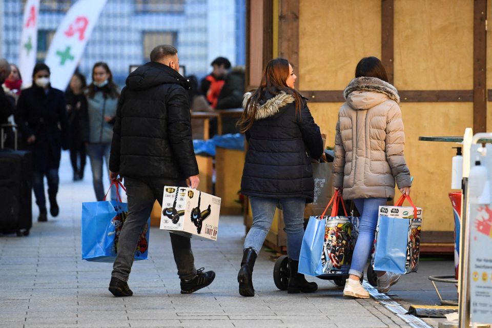 People with shopping bags walk near a shopping center, amid the coronavirus disease (COVID-19) pandemic, in Berlin, Germany December 21, 2021. REUTERS/Annegret Hilse
FRANKFURT, Aug 4 (Reuters) - Consumers in the euro zone are bracing for the economy to shrink and for high inflation to continue eating into their income in the next year, a European Central Bank survey showed on Thursday.

Reporting By Francesco Canepa Editing by Bernadette Baum
