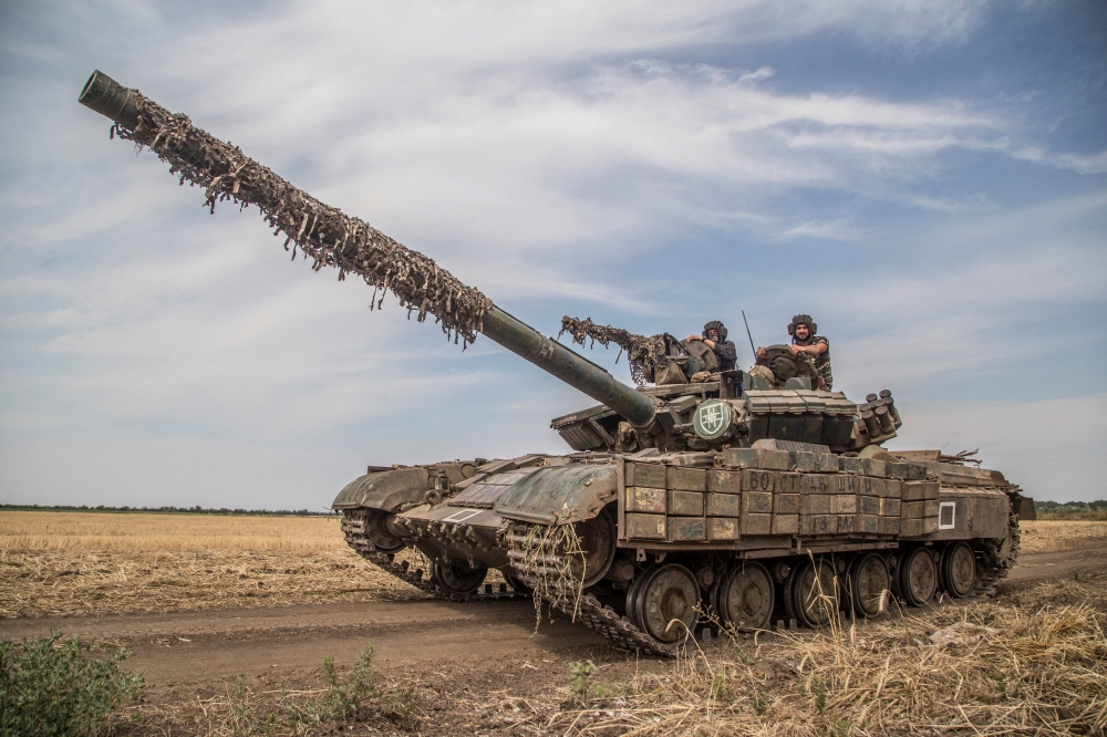Ukrainian servicemen ride atop a tank near a front line in Mykolaiv region, as Russia's attack on Ukraine continues, Ukraine, August 10, 2022. (REUTERS/Oleksandr Ratushniak)