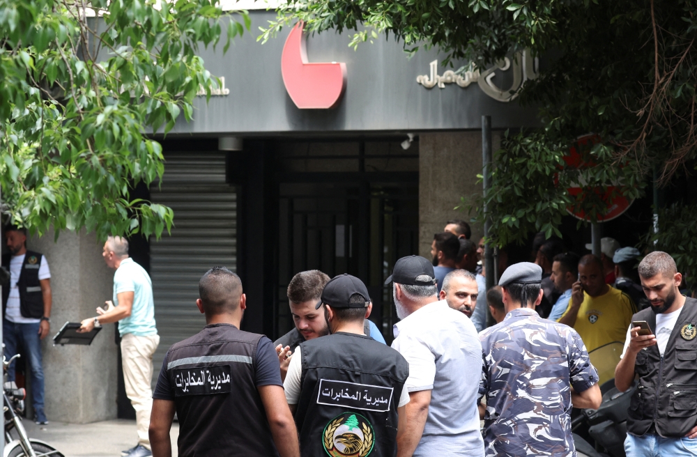 Members of security forces secure the area outside Federal bank of Lebanon, in Hamra, Lebanon August 11, 2022. Reuters/Mohamed Azakir