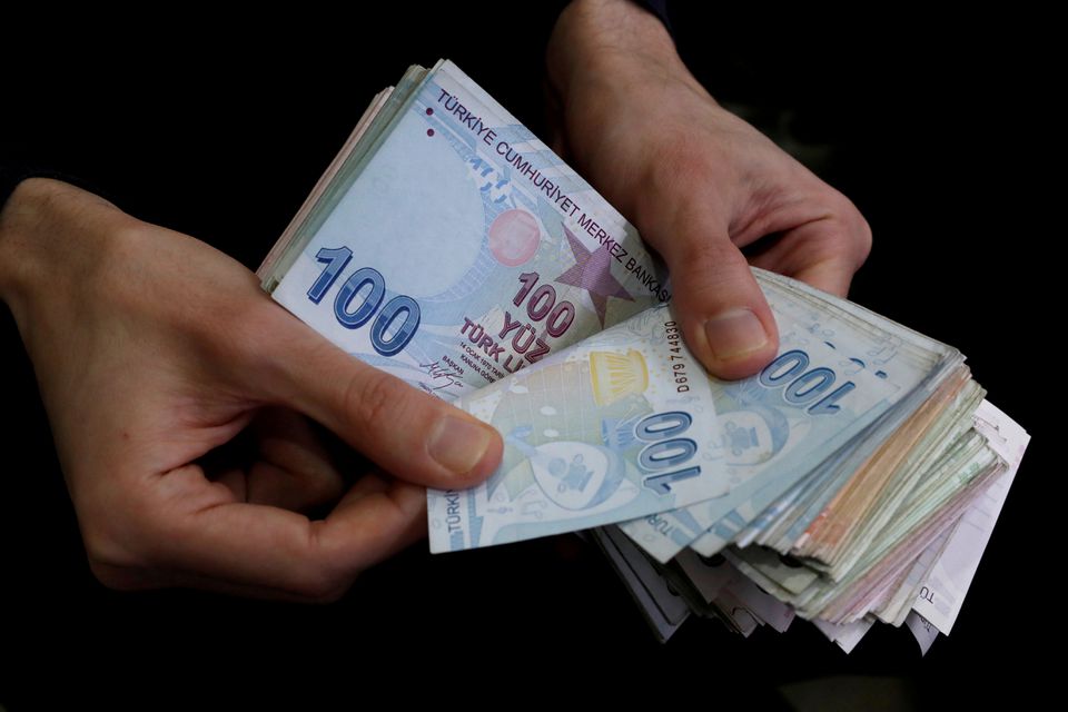 A merchant counts Turkish lira banknotes at the Grand Bazaar in Istanbul, Turkey, March 29, 2019. REUTERS/Murad Sezer


