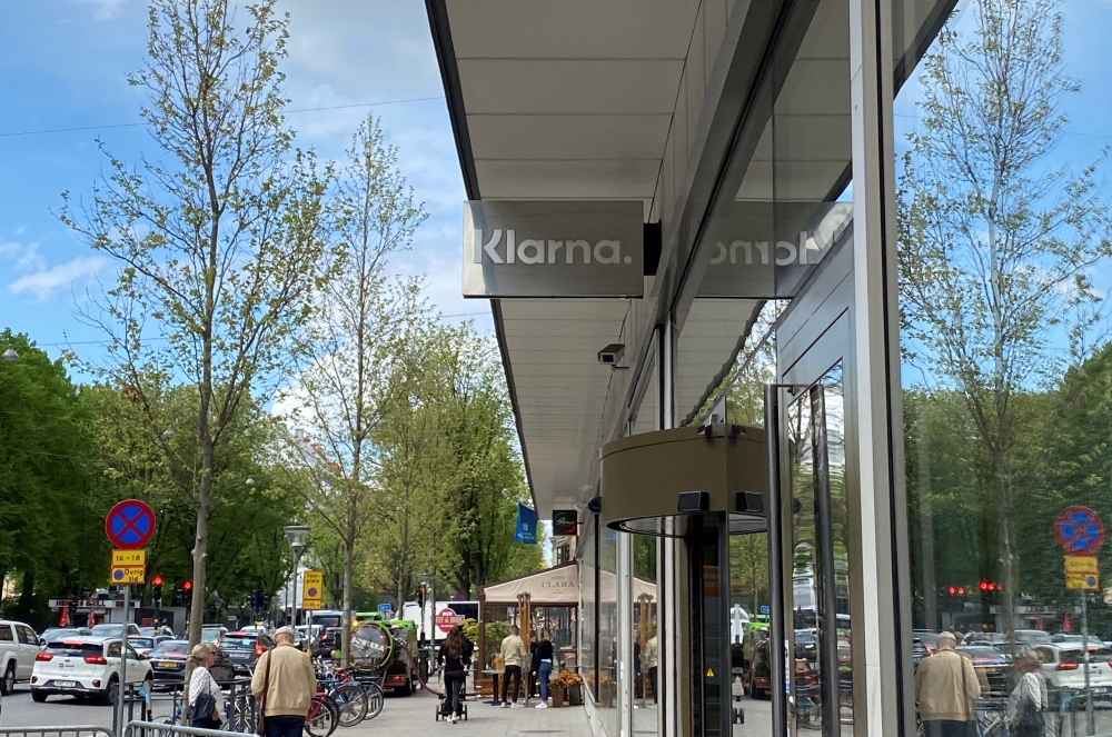 A sign is pictured at the entrance of Klarna's headquarters in Stockholm, Sweden on May 25, 2022. REUTERS/Supantha Mukherjee/File Photo