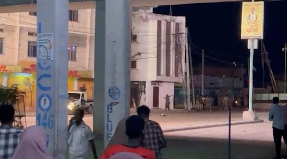 Members of the security forces take position after, according to police and intelligence officers, unidentified armed attackers took control of a hotel, in Mogadishu, Somalia, August 19, 2022 in this screen grab from a video obtained from social media. Abdalle Ahmed Mumin/via REUTERS

