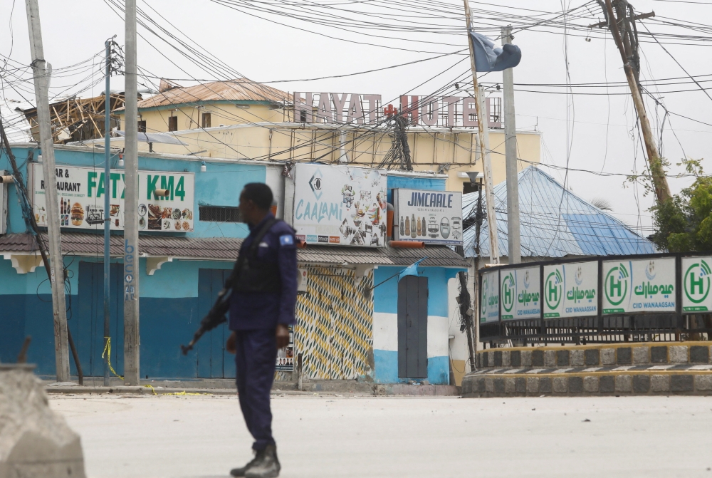 A Somali police officer stands near Hotel Hayat, the scene of an al Qaeda-linked al-Shabaab group militant attack in Mogadishu, Somalia August 20, 2022. Reuters/Feisal Omar