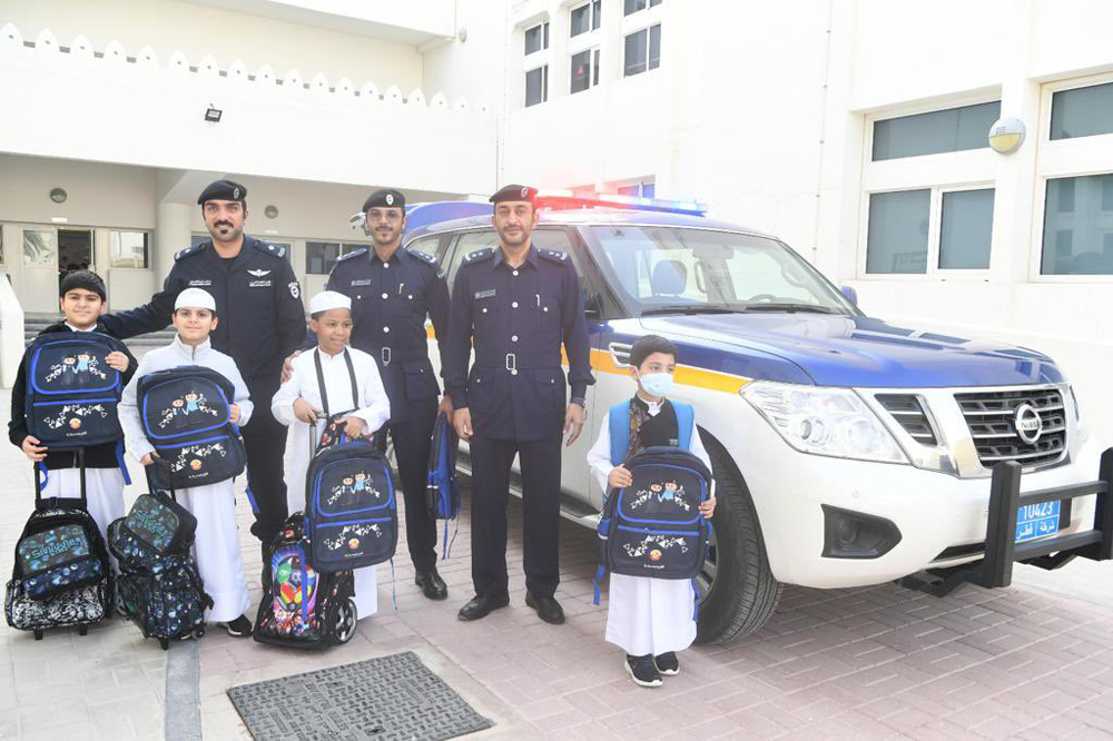 General Directorate of Traffic officials with school children during the campaign.
