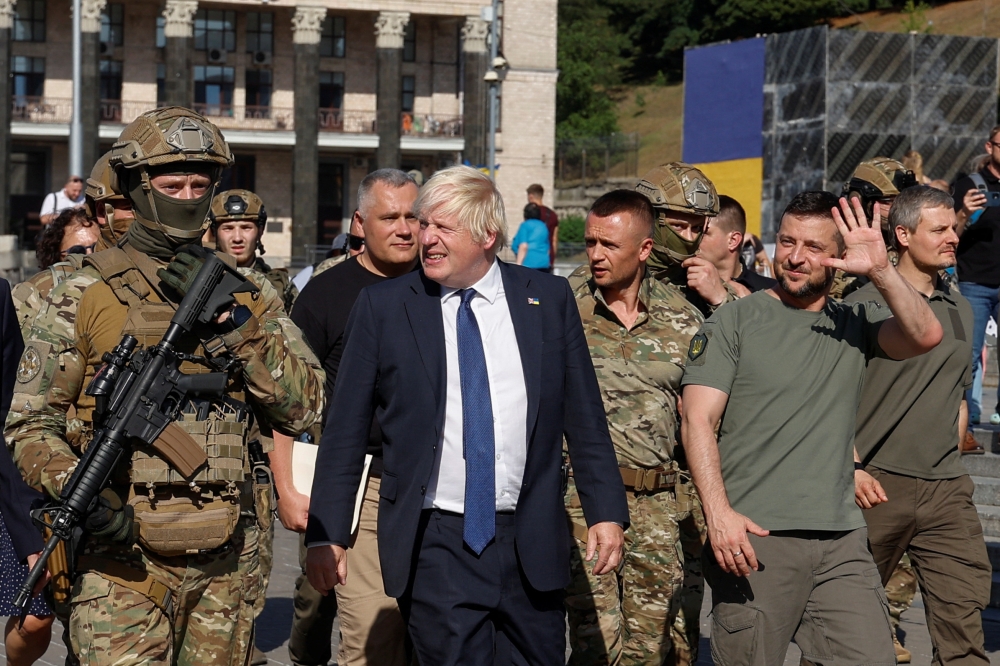 British Prime Minister Boris Johnson and Ukrainian President Volodymyr Zelenskiy walk at the Independence Square during an airstrike alarm, amid Russia's attack on Ukraine, in Kyiv, Ukraine on August 24, 2022. REUTERS/Valentyn Ogirenko
 
