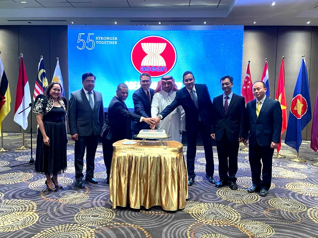 Cake cutting ceremony to mark the 55th anniversary of Asean, which was attended by Ministry of Foreign Affairs Chief of Protocol H E Ambassador Ibrahim Yousif Abdullah Fakhro, Asean Committee in Doha Chairman and Malaysian Ambassador to Qatar, H E Zamshari Shaharan, along with other Asean member states ambassadors. Pic: Joelyn Baluyut / The Peninsula