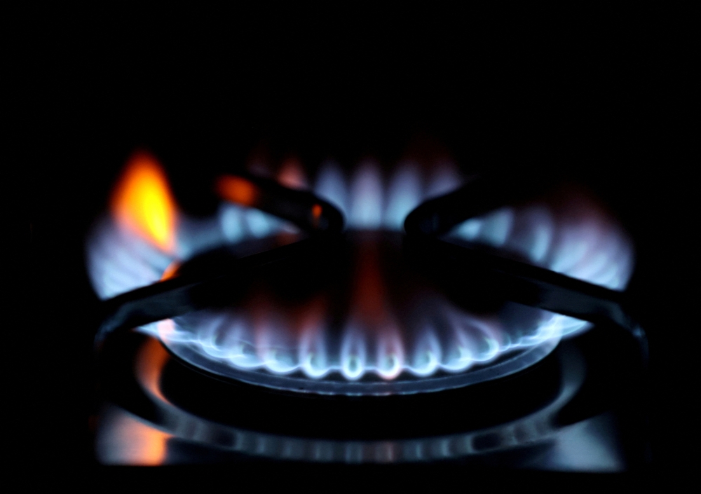 Flames come out of a domestic gas ring of an oven in Durham, Britain, September 23, 2021. Reuters/Lee Smith/File Photo