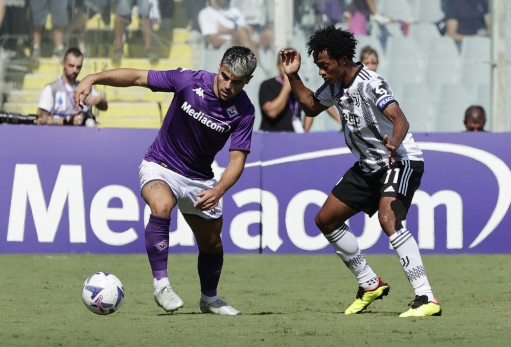 Juventus' Juan Cuadrado in action with Fiorentina's Riccardo Sottil REUTERS/Ciro De Luca
