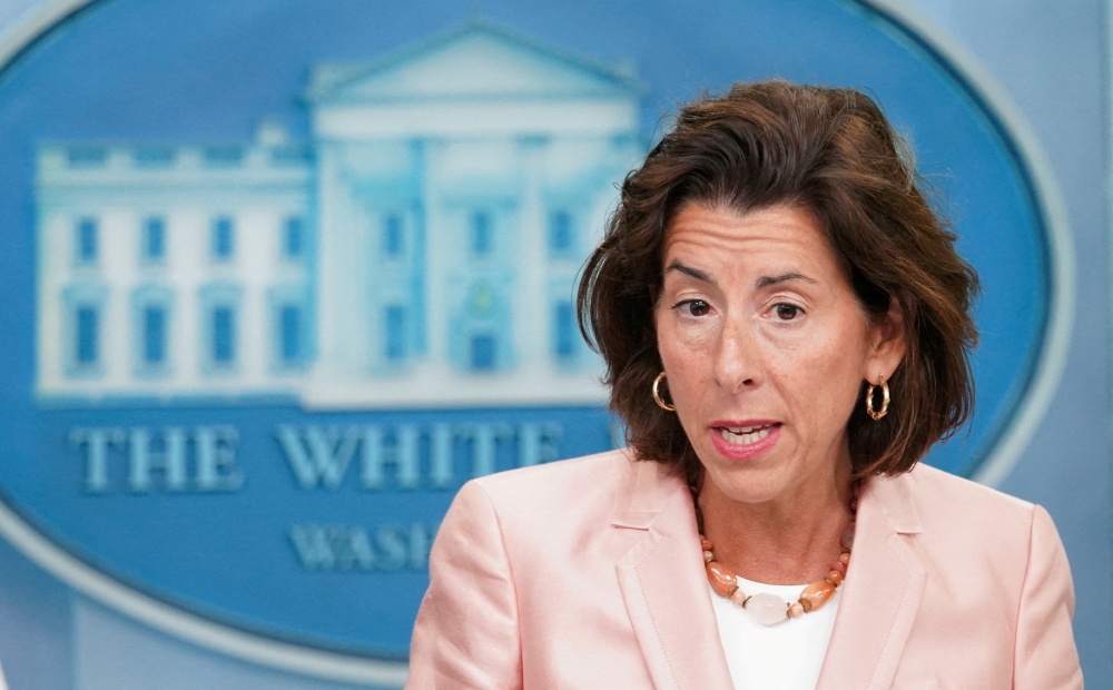 US Secretary of Commerce Gina Raimondo speaks about semiconductor chips subsidies during a press briefing at the White House in Washington, US, on September 6, 2022. REUTERS/Kevin Lamarque/File Photo