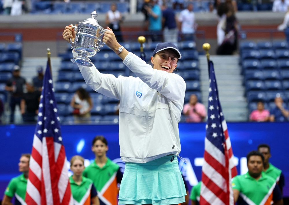 Poland's Iwa Swiatek celebrates with the trophy after defeating Tunisia's Ons Jabeur to win the US Open at the Flushing Meadows, in New York on September 10, 2022  REUTERS/Mike Segar 