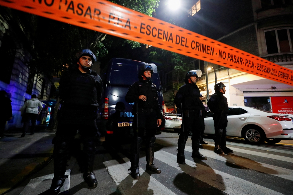 Police officers stand guard outside the house of Argentina's Vice President Cristina Fernandez de Kirchner in Buenos Aires on September 1, 2022.  REUTERS/Agustin Marcarian/File Photo