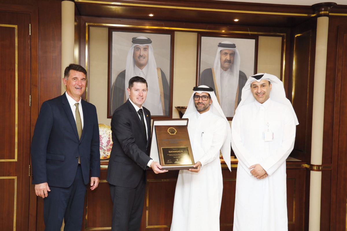 Qatargas and Shell officials during the award presentation. 