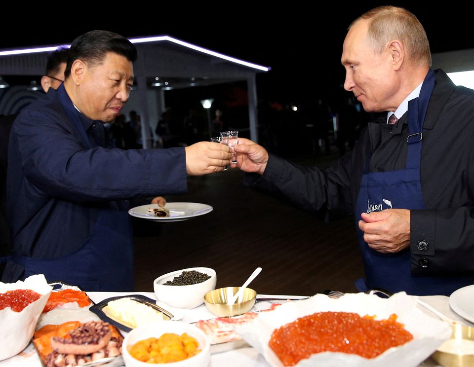 Russian President Vladimir Putin and Chinese President Xi Jinping toast during a visit to the Far East Street exhibition on the sidelines of the Eastern Economic Forum in Vladivostok, Russia, on September 11, 2018. File Photo / Reuters