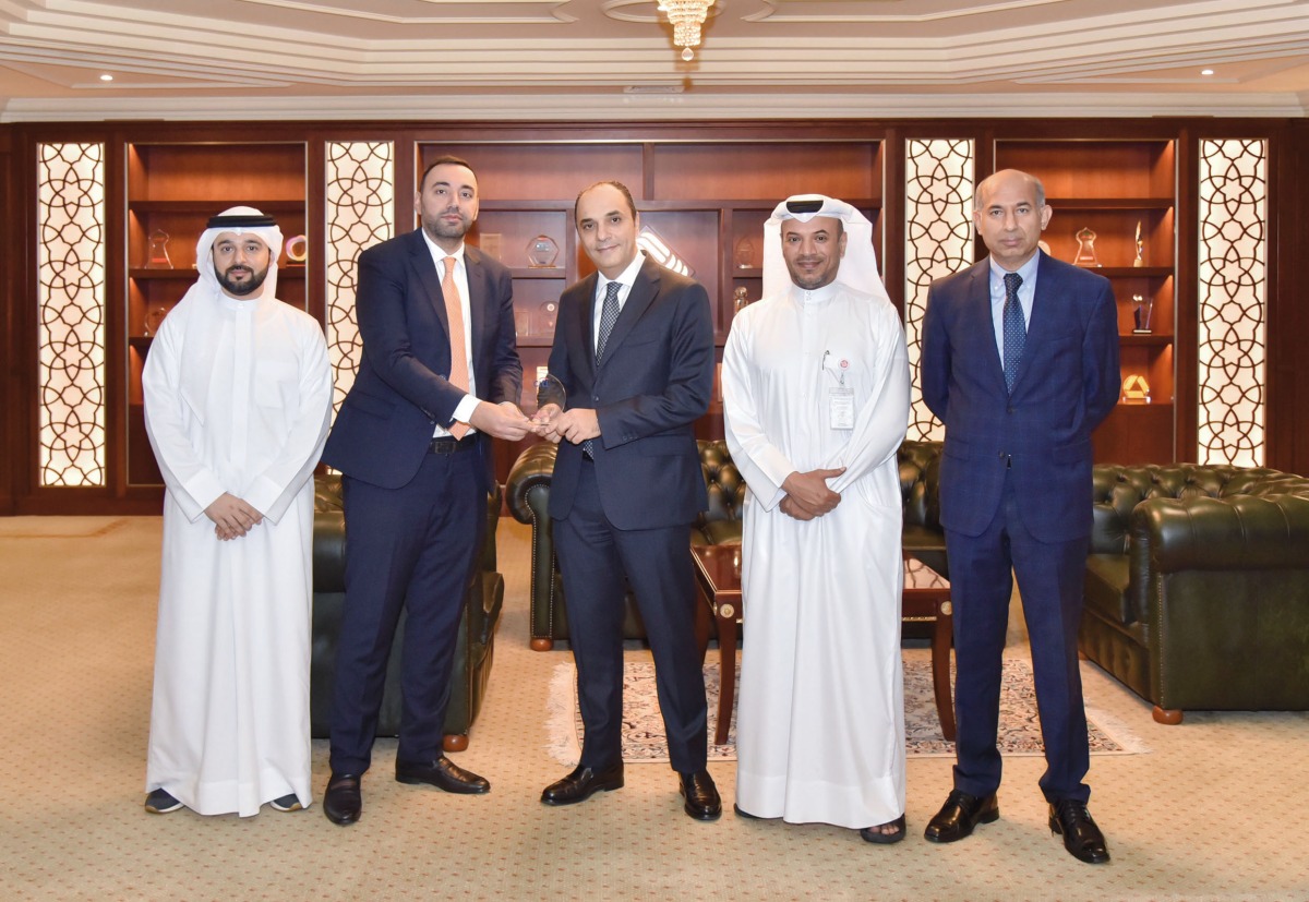 Ali Hamad Al Mesaifri, Head of HR and Administrative Affairs Sector at QIIB, Mohammad Khair Barhoma, Chief Operations Officer at QIIB, and Citibank’s Mohamed Galadari, Vice-President (Financial Institutions), with other officials, during the award presentation, in Doha, recently.   