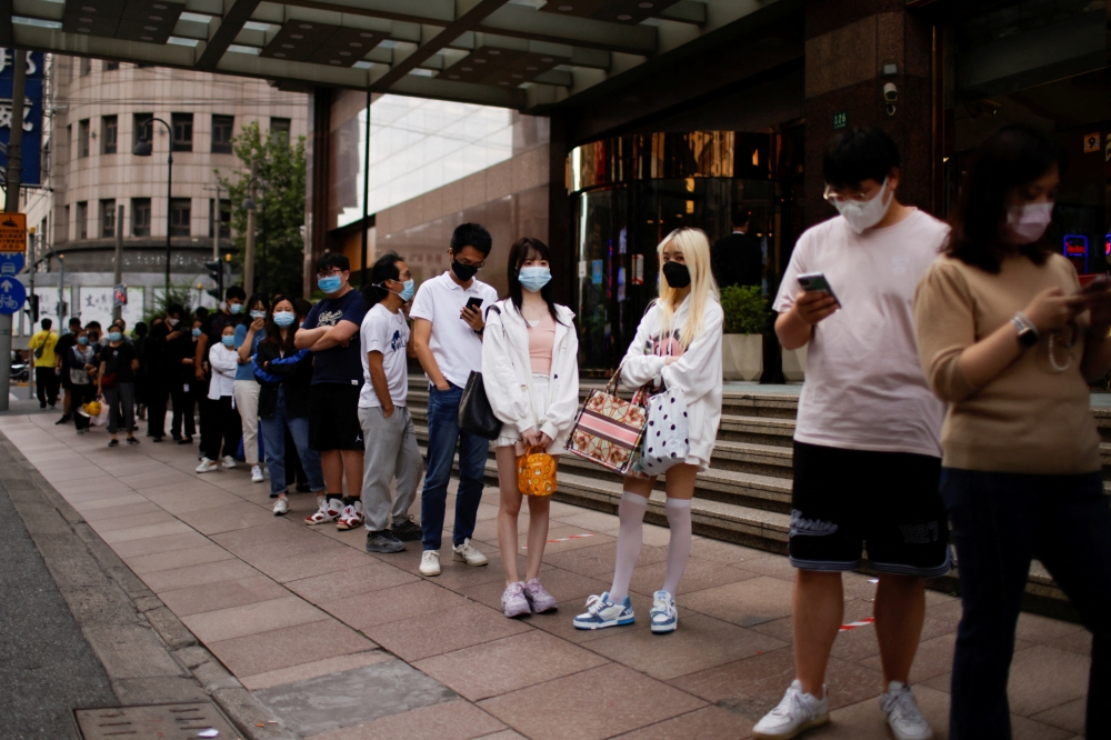 People line up to get tested for the coronavirus disease (Covid-19) at a nucleic acid testing site on a street, following the Covid-19 outbreak, in Shanghai, China, on September 21, 2022. (REUTERS/Aly Song)