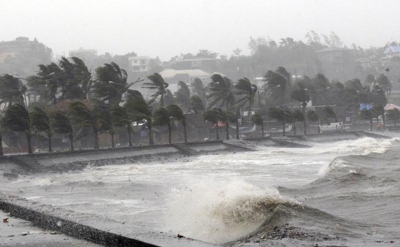 Strong winds and waves brought by Typhoon Hagupit pound the seawall in Legazpi City, Albay province southern Luzon, Philippines, on December 7, 2014. File Photo / Reuters

