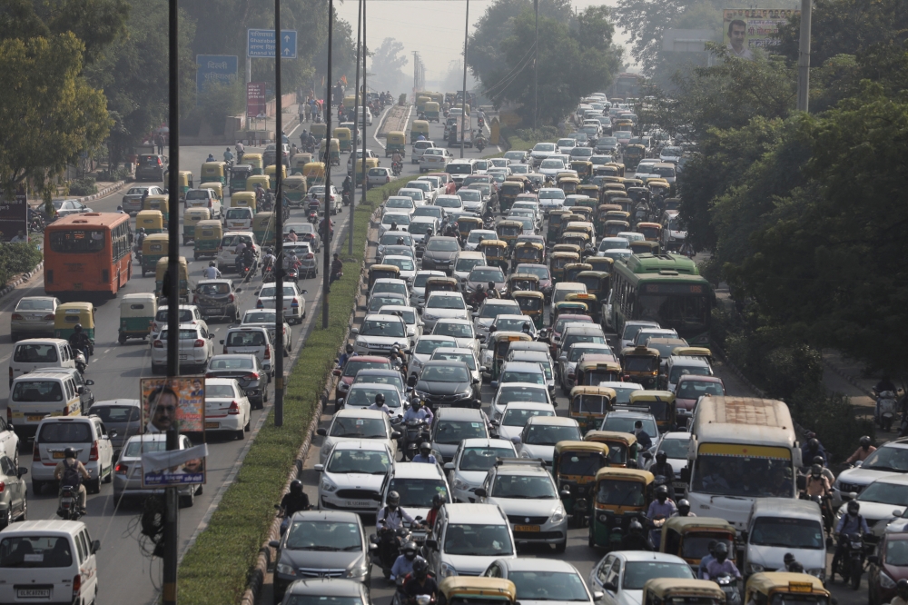 Vehicles queue at a traffic light on a hazy morning in New Delhi, India, October 16, 2020. REUTERS/Anushree Fadnavis/File Photo