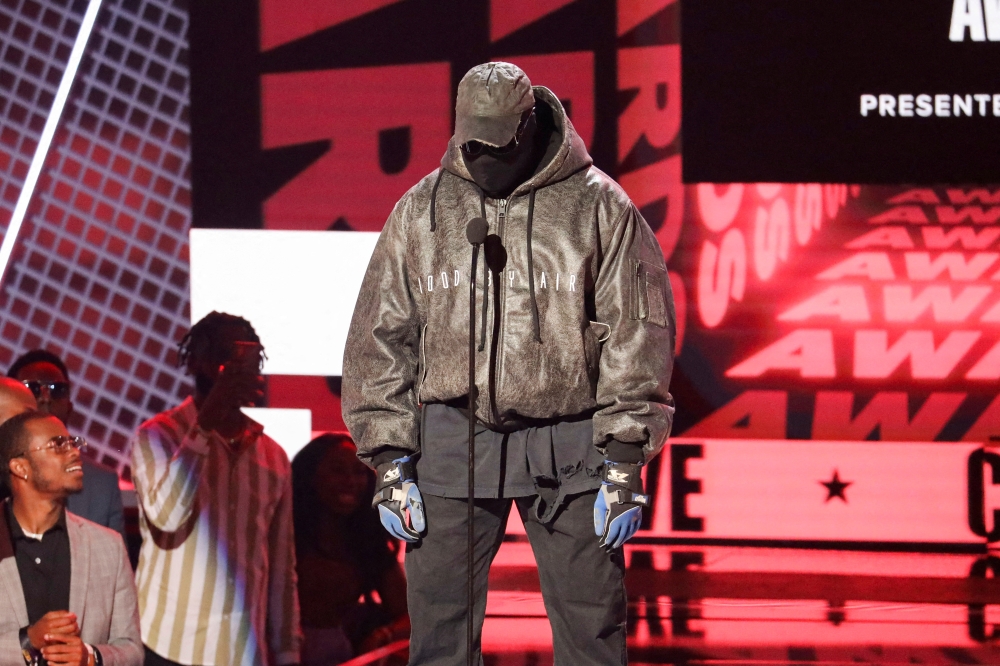 Kanye West speaks at the BET Awards 2022 at the Microsoft Theater in Los Angeles, California, US, June 26, 2022. (REUTERS/David Swanson)