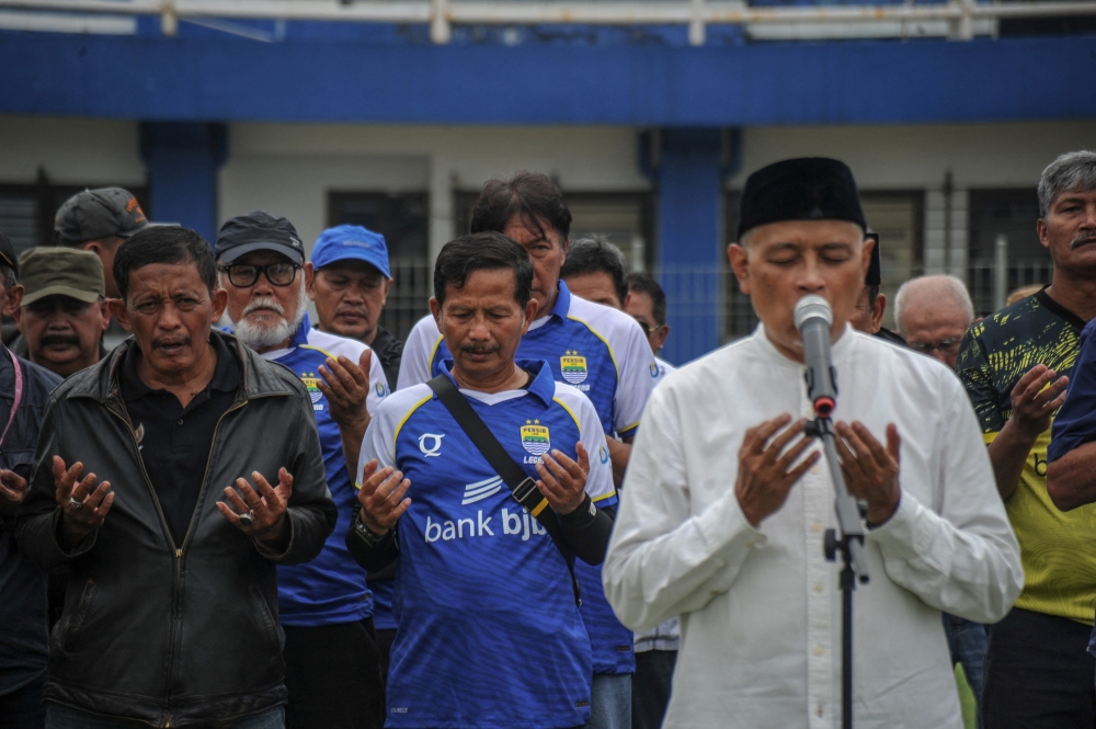 Former football player Persib FC attends a prayer for the victims of a riot and stampede at Kanjuruhan Stadium at Sidolig stadium in Bandung, West Java province, Indonesia, October 7, 2022, in this photo taken by Antara Foto. Antara Foto/Raisan Al Farisi/via Reuters
