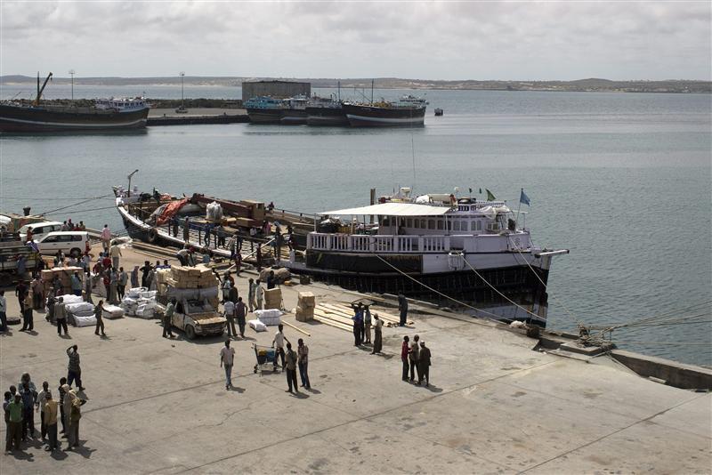 Workers stand at the sea port of the coastal town of Kismayu in southern Somalia in this November 12, 2013 file photo. File Photo / Reuters
