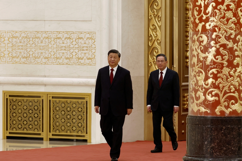 New Politburo Standing Committee members Xi Jinping and Li Qiang arrive to meet the media following the 20th National Congress of the Communist Party of China, at the Great Hall of the People in Beijing, China, on October 23, 2022. REUTERS/Tingshu Wang