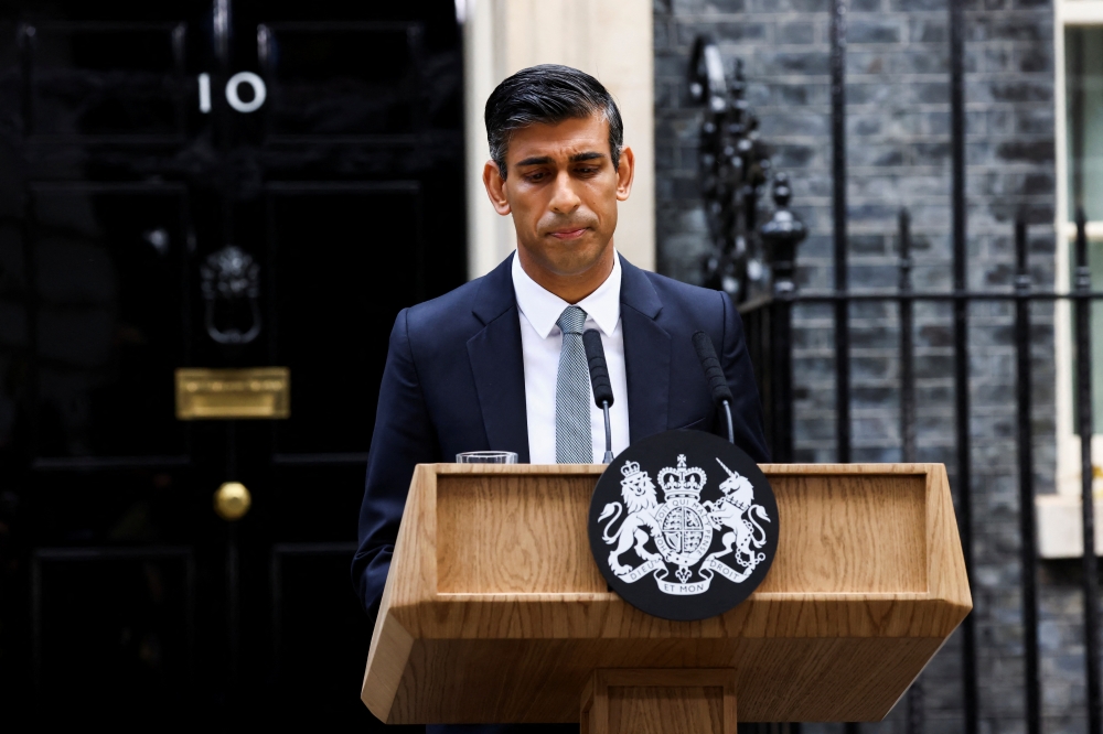 Britain's new Prime Minister Rishi Sunak stands outside Number 10 Downing Street, in London, Britain, October 25, 2022. Reuters/Henry Nicholls
 