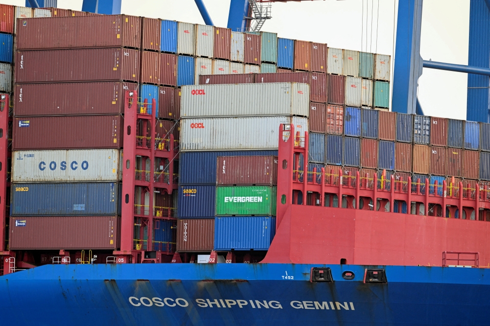 Cargo ship 'Cosco Shipping Gemini' of Chinese shipping company 'Cosco' is loaded at the container terminal 'Tollerort' in the port in Hamburg, Germany, on October 25, 2022. REUTERS/Fabian Bimmer