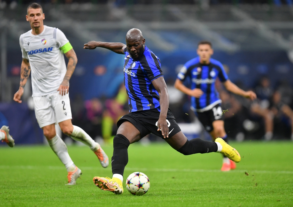 Inter Milan's Romelu Lukaku scores their fourth goal during the Champions League Group C match against Viktoria Plzen at the San Siro, Milan, Italy, on October 26, 2022.  REUTERS/Daniele Mascolo